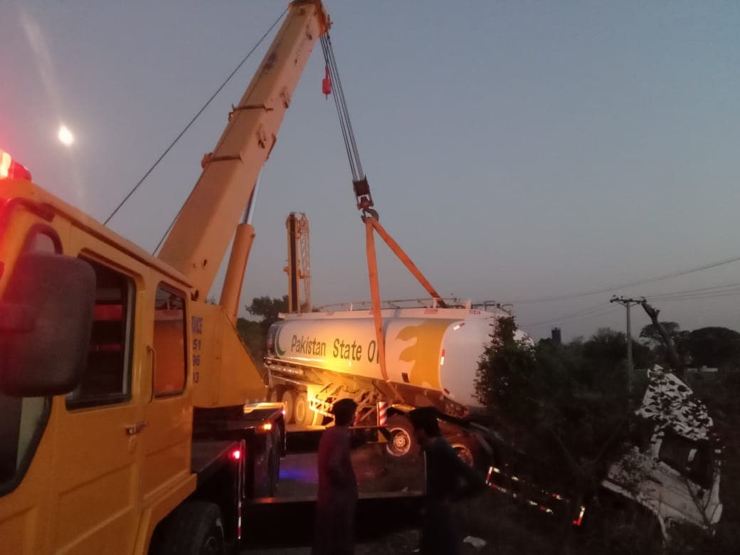 ATS Humsafar crane recovering a commercial tanker at dusk